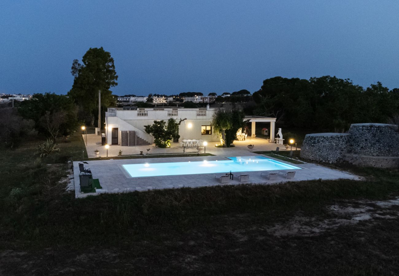 Villa in Carpignano Salentino - Villa Schwimmbad Garten Trulli Photovoltaik-Brunnenkasten V900