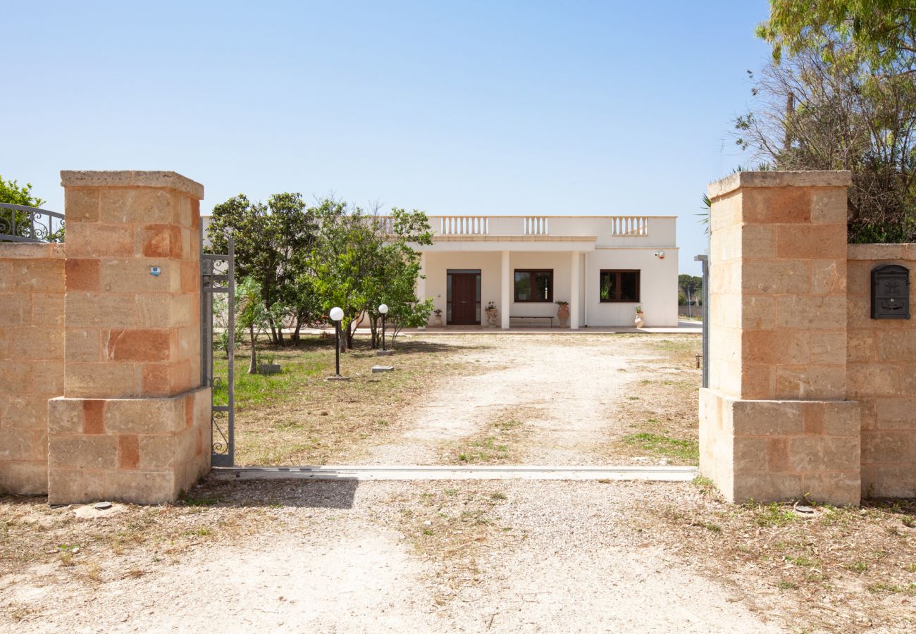 Villa in Carpignano Salentino - Villa Schwimmbad Garten Trulli Photovoltaik-Brunnenkasten V900