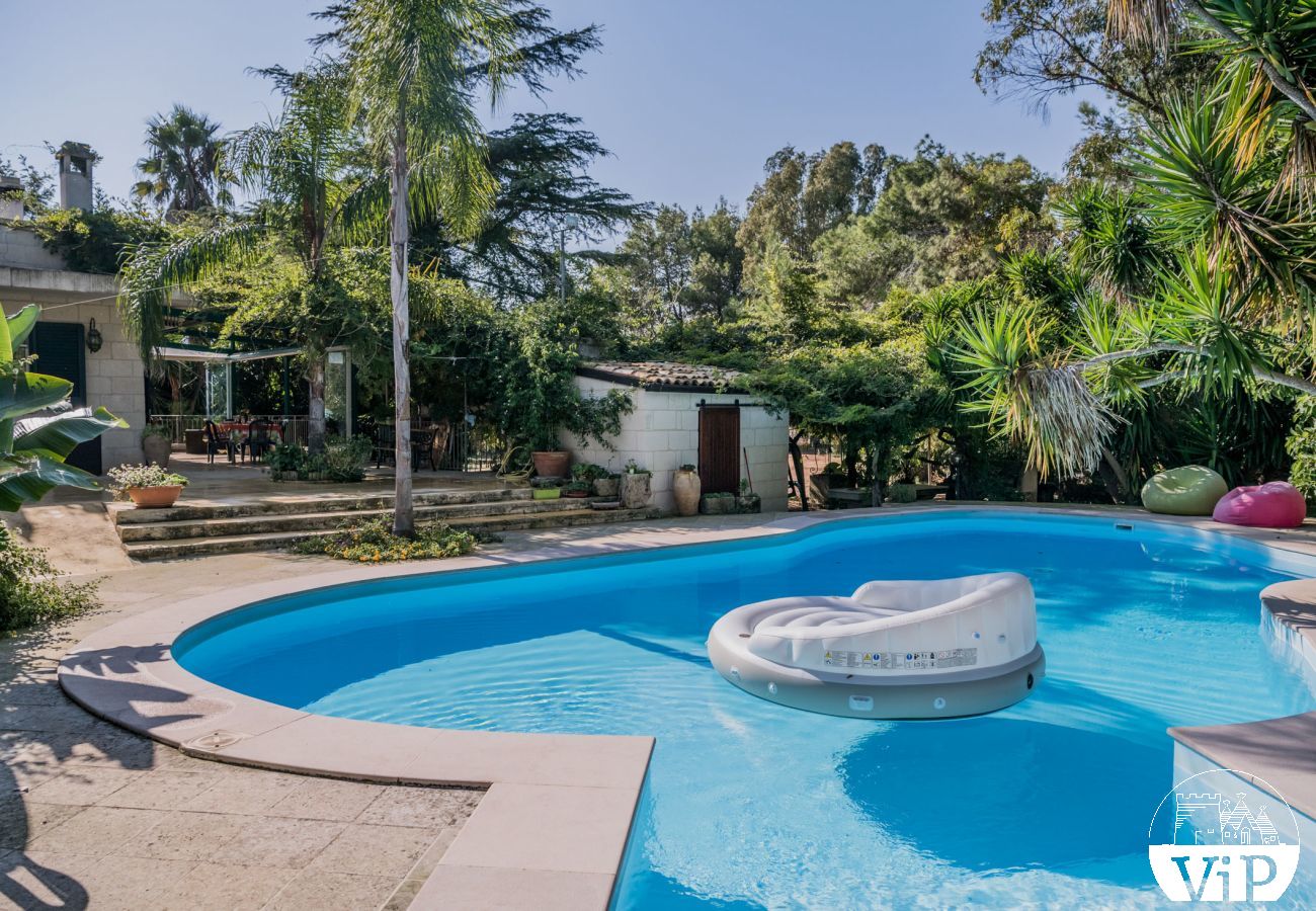 Villa in Carpignano Salentino - Villa mit privatem Pool und Fußballplatz 5 Schlafzimmer und 5 Badezimmer in Apulien m400