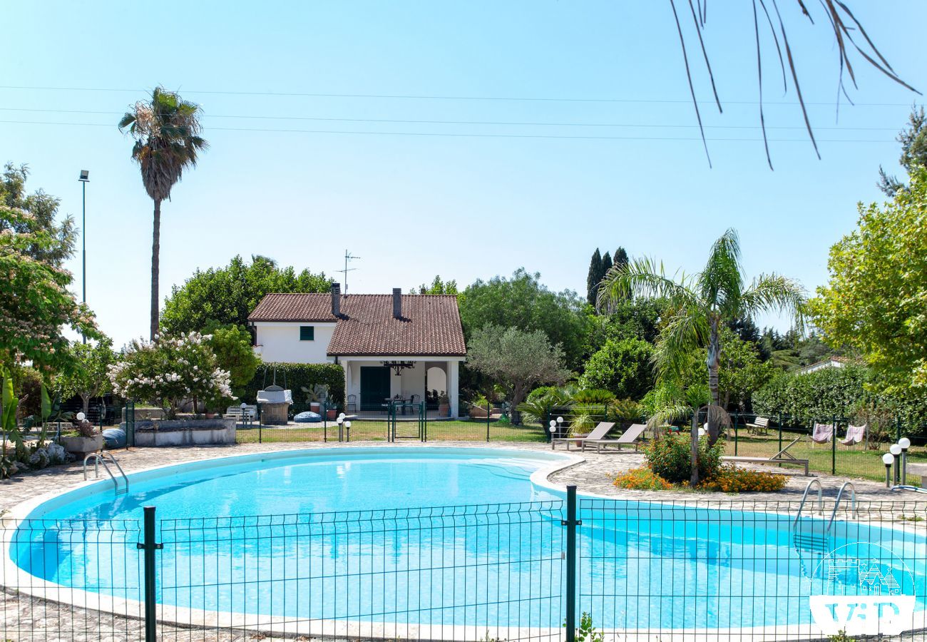 Villa à Corigliano d´Otranto - Location villa de vacances avec grande piscine privée, 5 chambres et 4 salles de bains m550