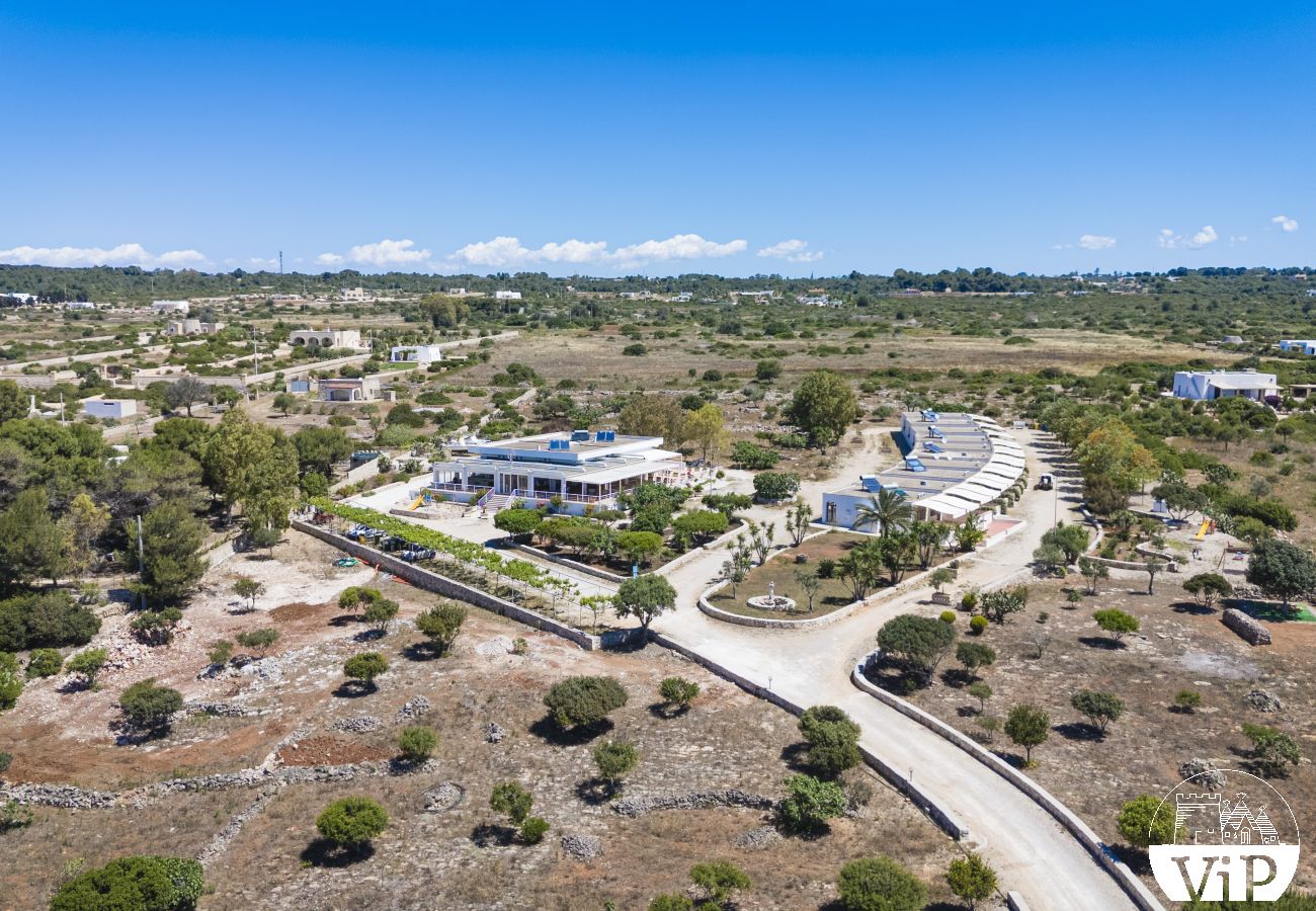 Appartement à Lido Marini - Maison piscine privée et vue mer climat WiFi m620