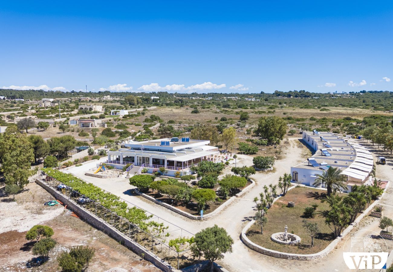 Appartement à Lido Marini - Maison piscine privée et vue mer climat WiFi m620