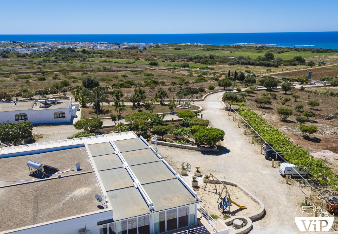 Appartement à Lido Marini - Maison piscine privée et vue mer climat WiFi m620