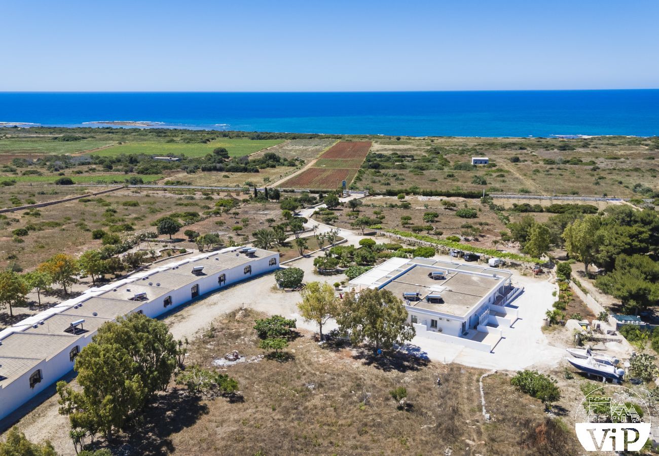 Appartement à Lido Marini - Maison piscine privée et vue mer climat WiFi m620