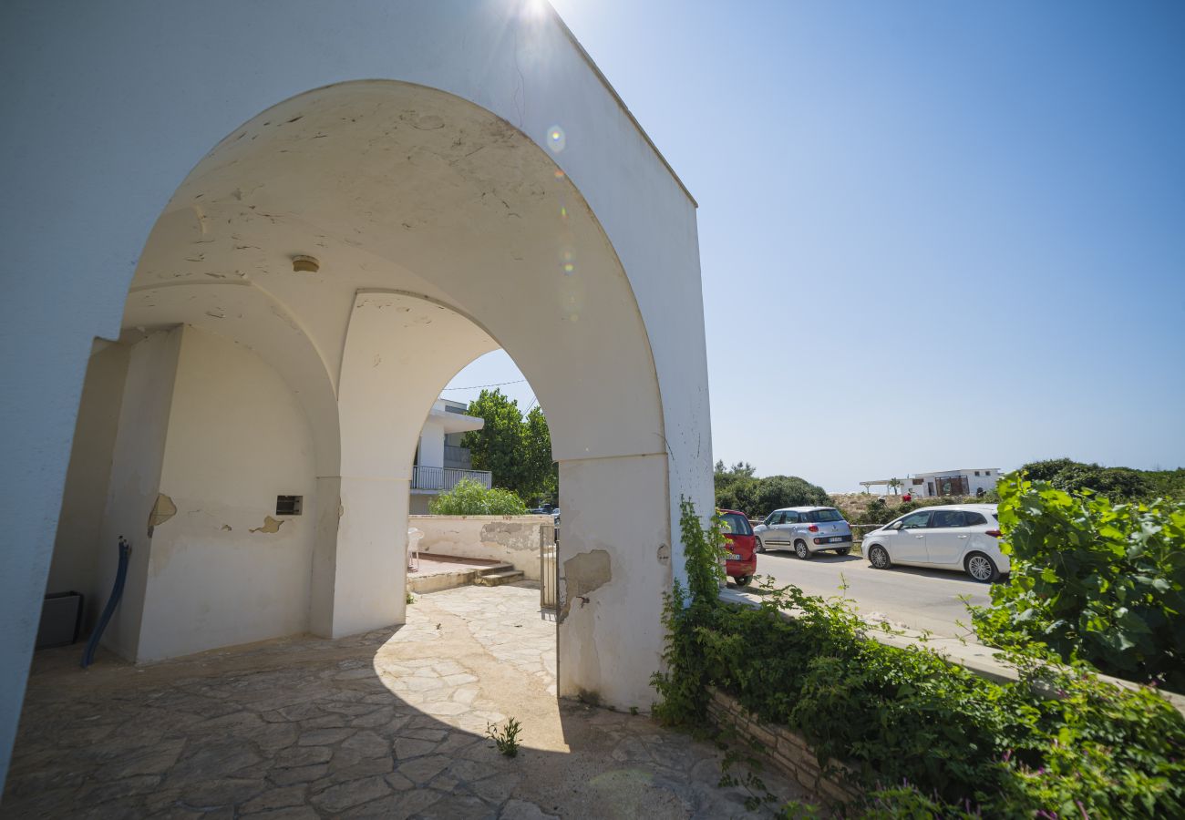 Chalet à Lido Marini - Villa pieds dans l'eau avec vue mer, sable fin v780