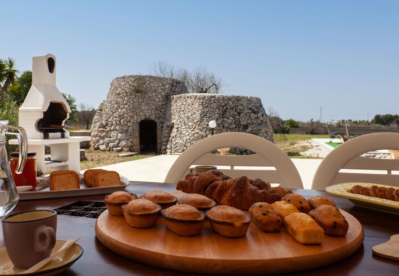 villa à Carpignano Salentino - Villa piscine jardin trulli puits photovoltaïque v900