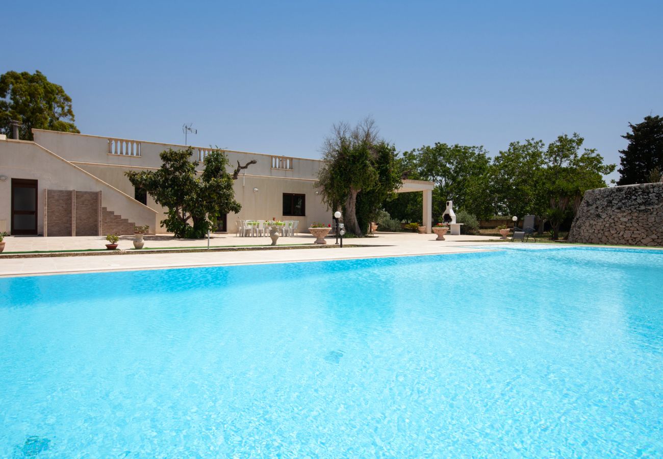 villa à Carpignano Salentino - Villa piscine jardin trulli puits photovoltaïque v900