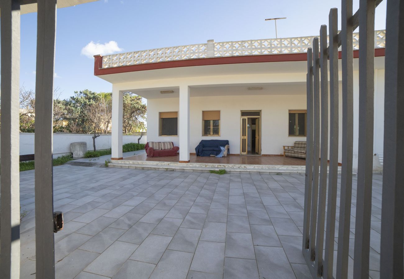 Villa/Dettached house in Lecce - Beach villa with outdoor space 2 bathrooms v701