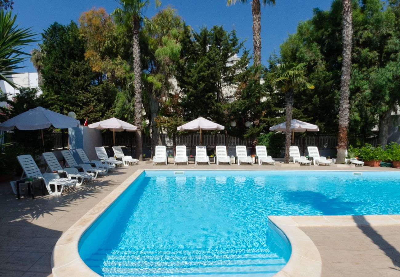 Hotel in Gallipoli - For sale Hotel near the beach with swimming pool 36 rooms v436