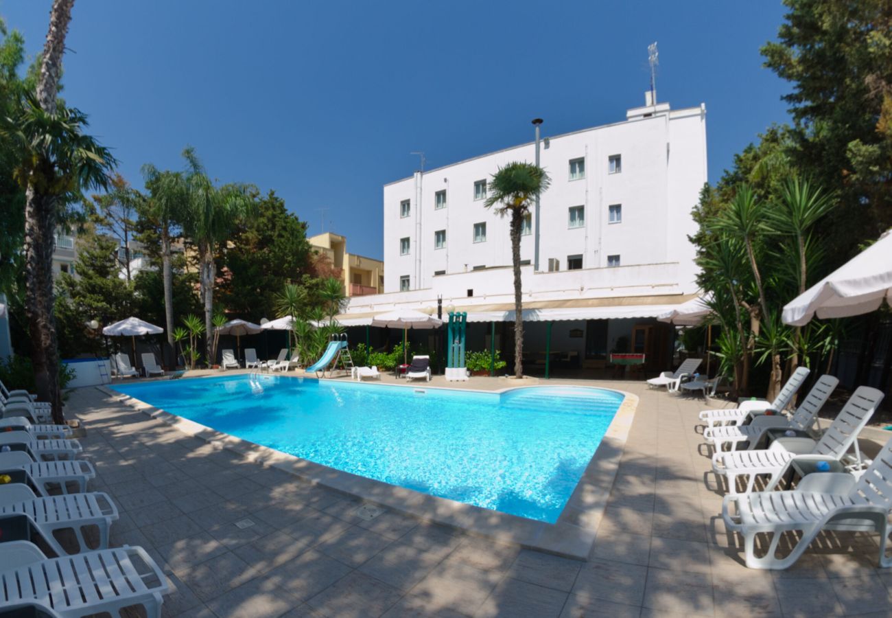 Hotel in Gallipoli - For sale Hotel near the beach with swimming pool 36 rooms v436