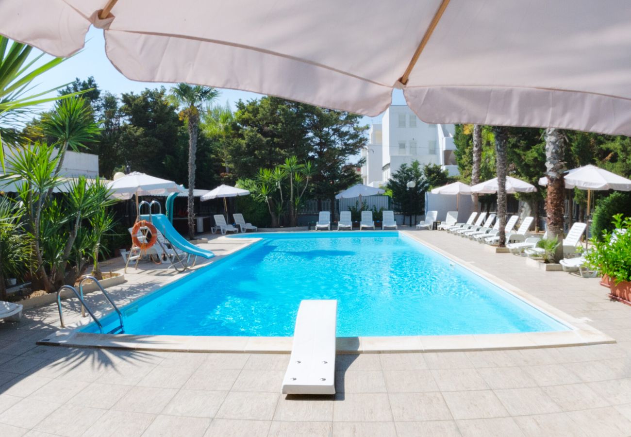 Hotel in Gallipoli - For sale Hotel near the beach with swimming pool 36 rooms v436